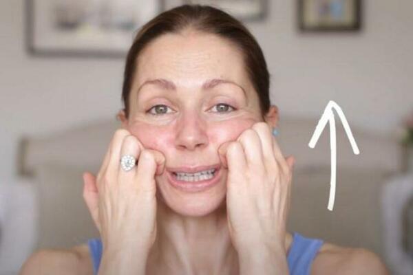 U 3 POTEZA VRATITE MLADALAČKI IZGLED I TO BEZ POTROŠENIH PARA: Žena otkrila metodu za BRISANJE BORA sa lica (VIDEO)