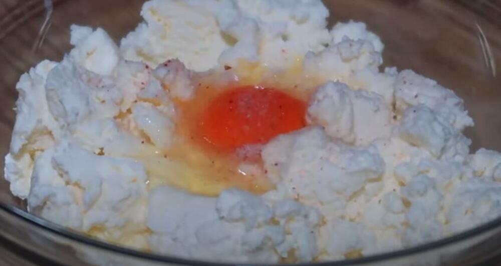 Jaja i sitan sir u činiji