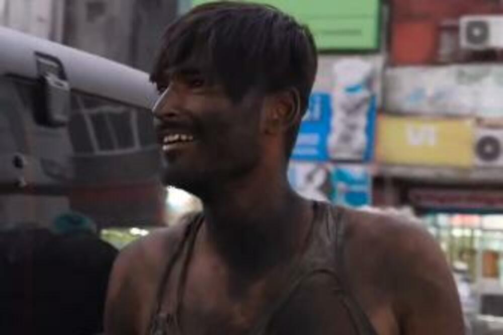 PROSJAK KUPIO AJFON OD SVOG SITNOG NOVCA, REAKCIJA PRODAVCA ŠOKIRALA SVE: Milioni ljudi su pogledali snimak