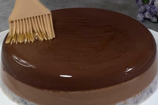 POSLASTIČAR OTKRIO KAKO DA NAPRAVITE GLATKU ČOKOLADNU GLAZURU KOJA NE PUCA KADA SE SEČE: Ova torta SIJA