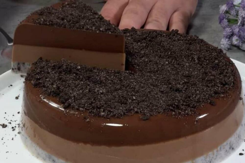 SAVRŠENO PENASTA ČOKOLADNA TORTA KOJA SE TOPI U USTIMA: Zbog ovog POZNATOG KEKSA ćete LIZATI TANJIR