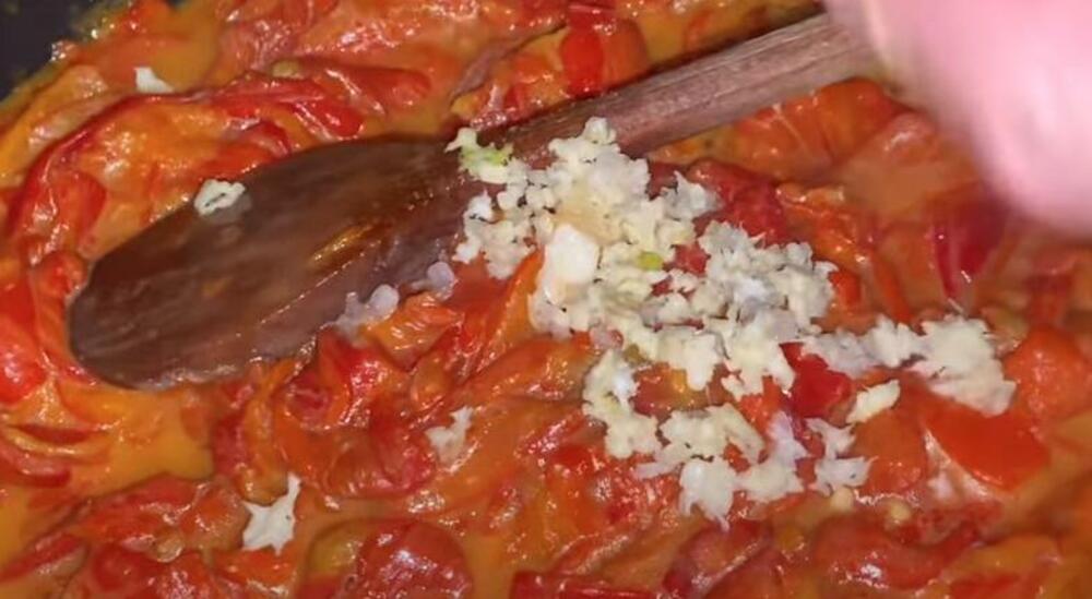 Beli luk u crvenim paprikama