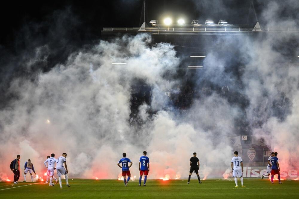 Baklje na terenu i prekid utakmice između Lihtenštajna i Bosne i Hercegovine