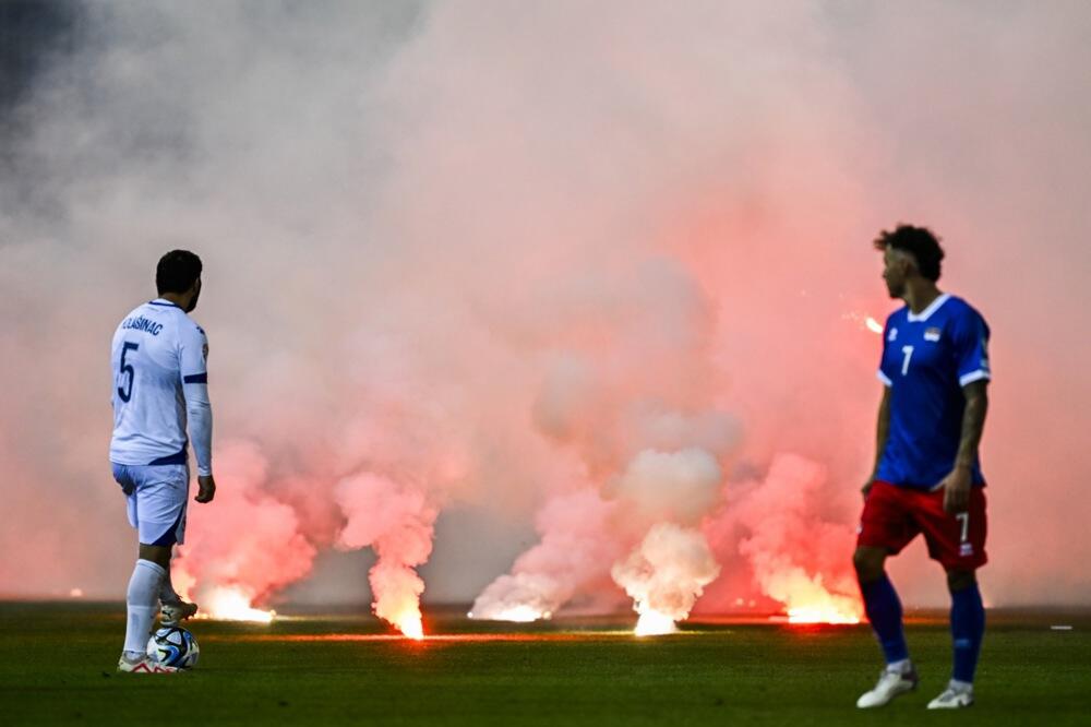 PREKID NA DEBIJU SAVA MILOŠEVIĆA! Navijači Bosne prekrili teren bakljama (FOTO)