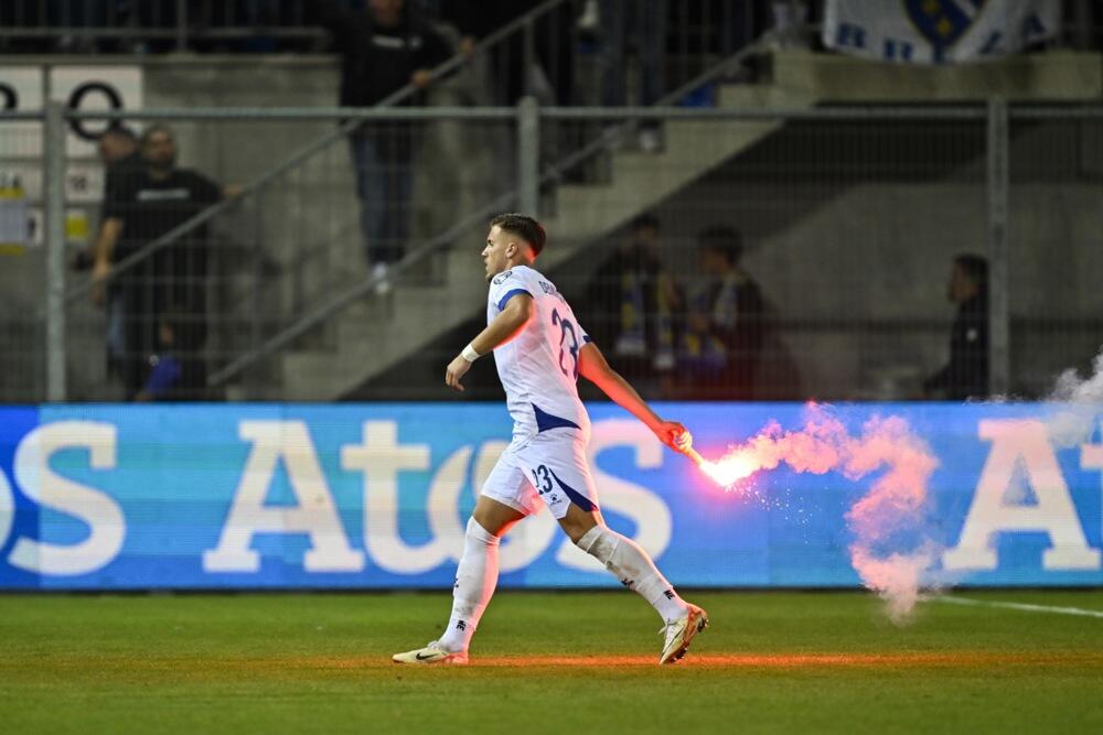 Ermedin Demirović izbacuje baklju sa terena