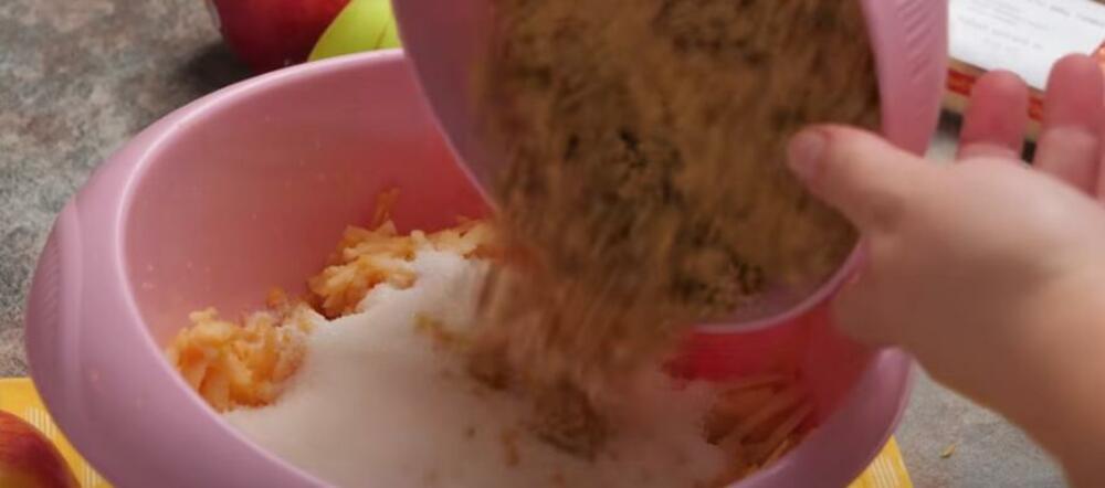 Jabuke, šećer i orasi u činiji