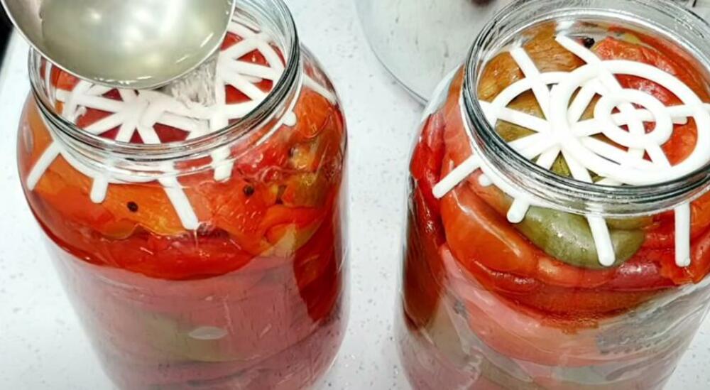 Prelivanje skuvane paprike u tegli