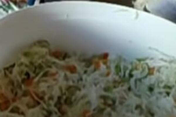 MEŠANA SALATA U BURETU BEZ KONZERVANSA: Ukusna starinska zimnica - najbolji recept