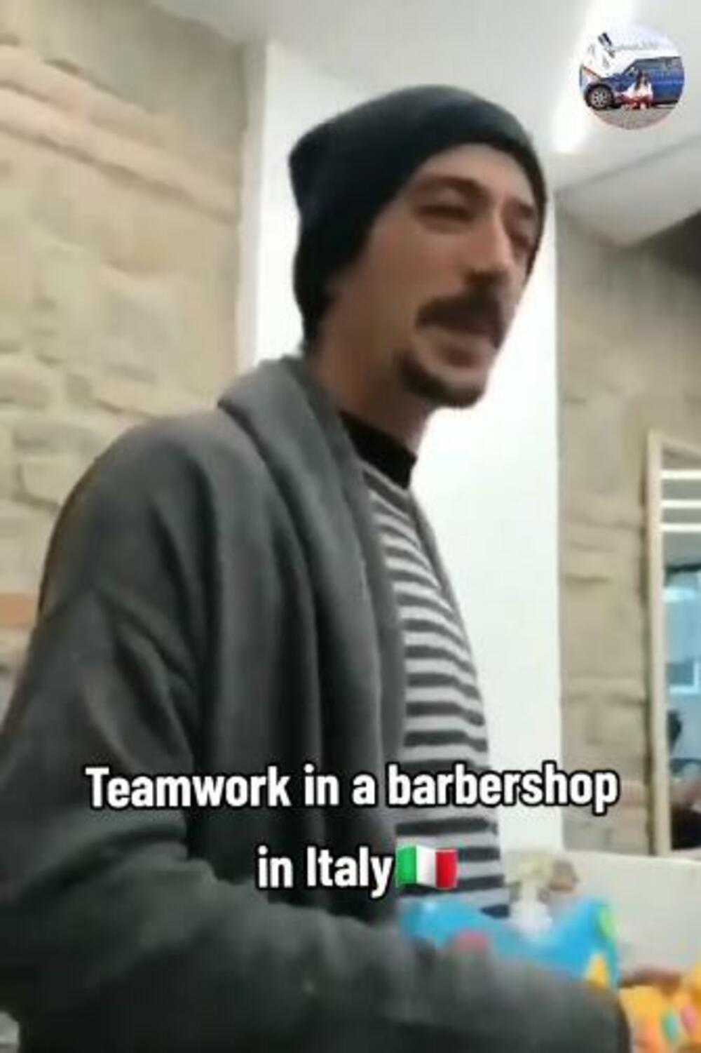 Smiruju dete u salonu