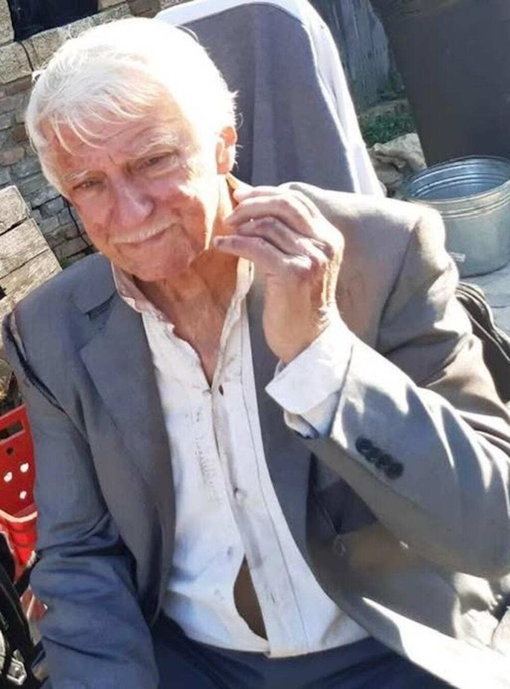 Glumčeva fotografiija sada je osvanule na Fejsbuku, a objavila ih je glumčeva saradnica, šminkerka, na snimanju zajedničkog projekta.