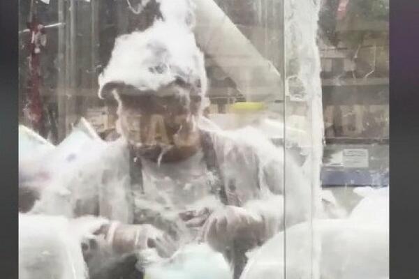 "KAD SLAŽEŠ U BIOGRAFIJI...": Hit SCENA sa radnog mesta jednog MUŠKARCA nasmejala CEO SVET (VIDEO)