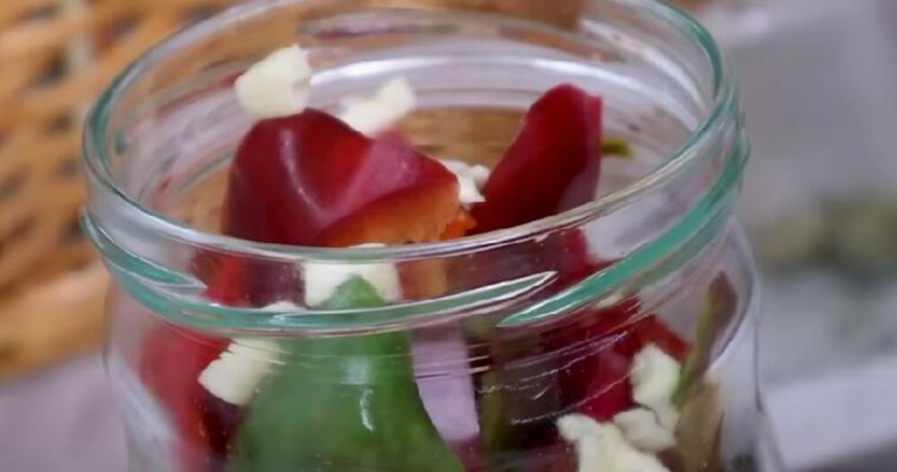 Beli luk sa crvenim paprikama u tegli