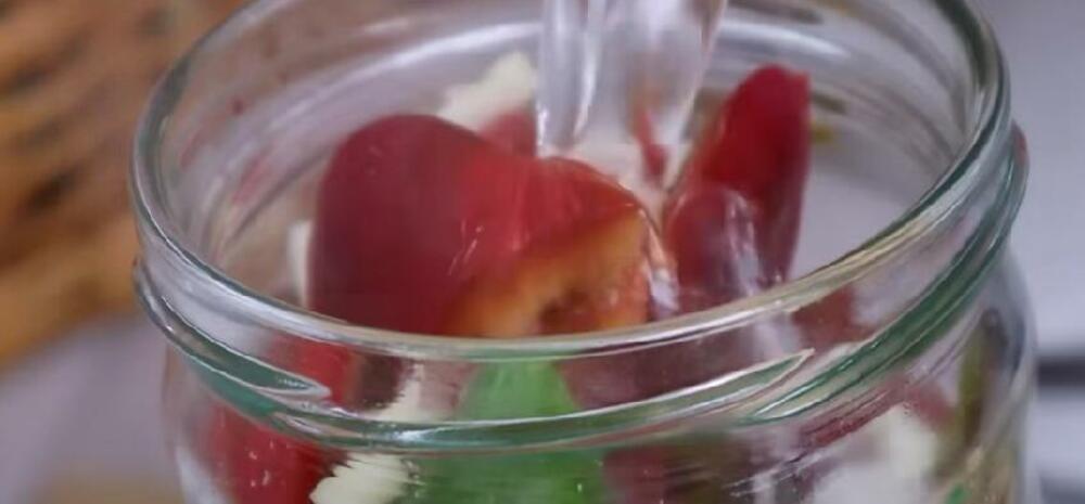 Prelivanje crvenih paprika sa belim lukom