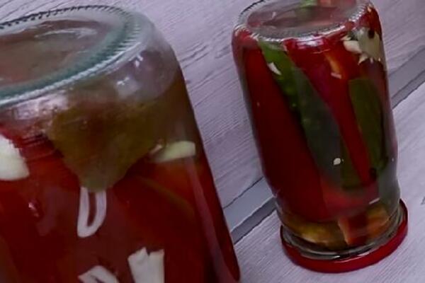 FILETI CRVENIH PAPRIKA SA BELIM LUKOM U TEGLI BEZ KONZERVANSA: Stara srpska zimnica - nema joj ravne