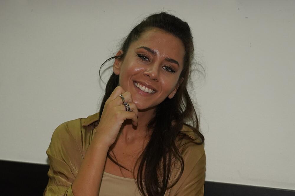 O IVANI DUDIĆ SRBI SANJAJU! Prekrštala noge kao u NISKIM STRASTIMA: BEOGRAĐANI ODLEPILI KAD su videli BUTKE