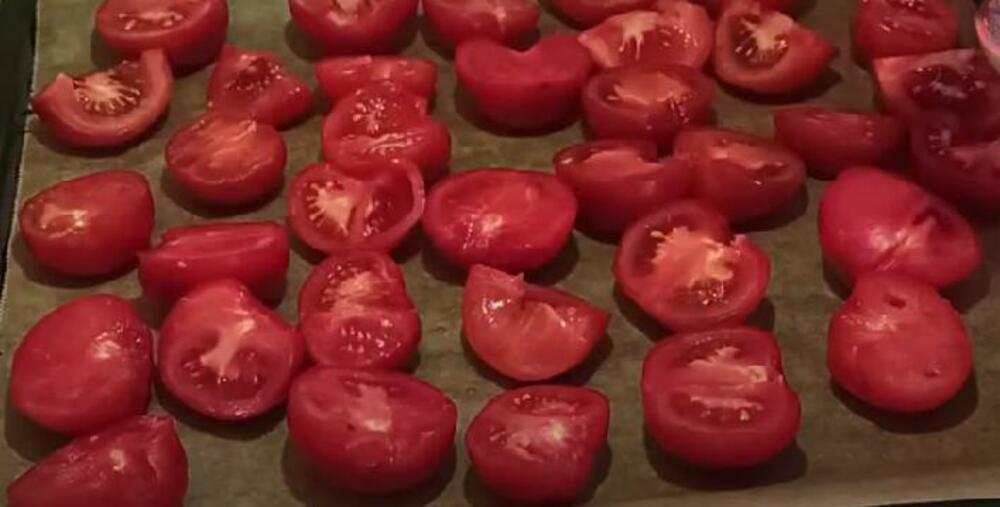 Isečeni paradajz u plehu