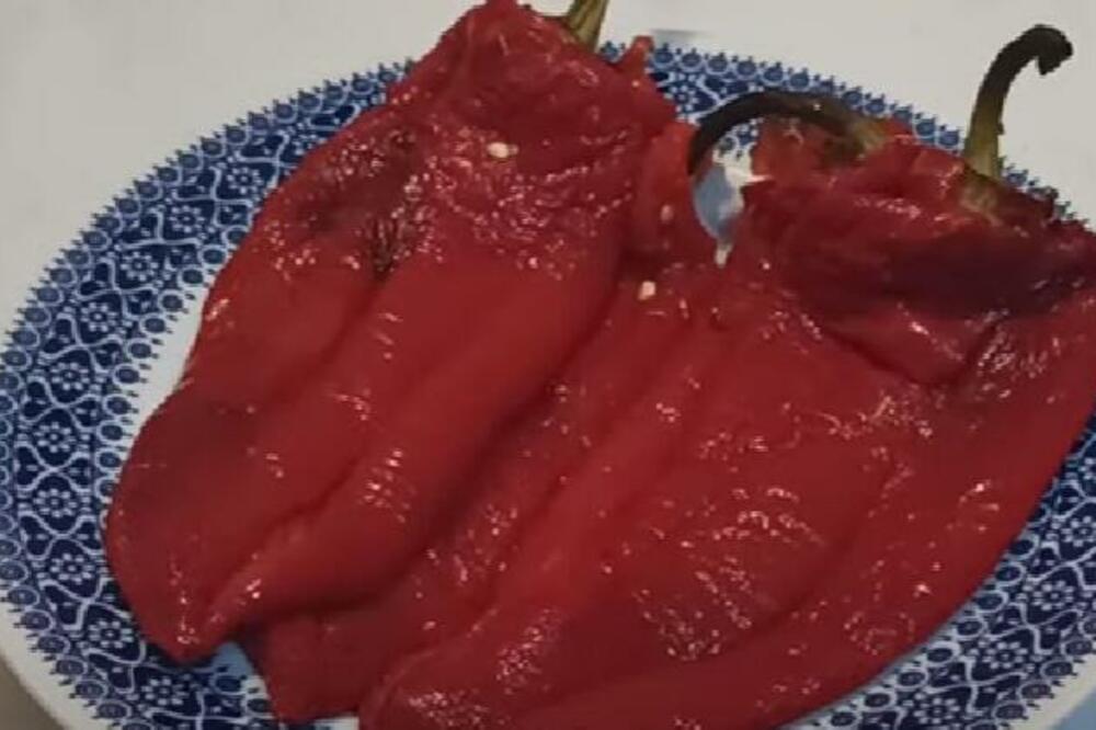 PEČENE PAPRIKE IZ RERNE: Najkusnija salata za zimu - recept znaju samo bake sa sela