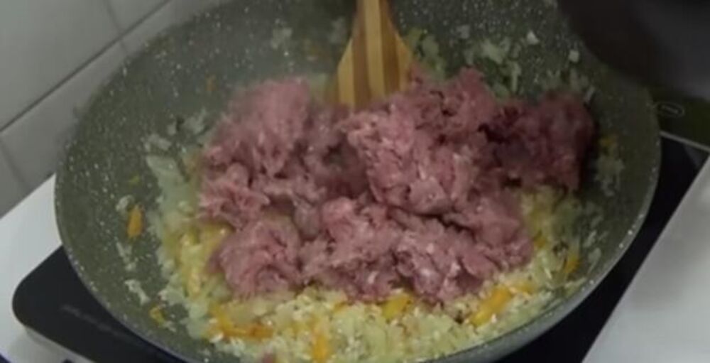 Dinstanje mesa i crnog luka