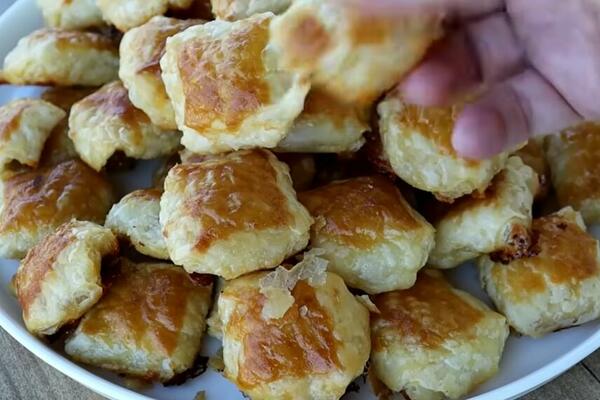 MINI PITE ODLIČNE ZA VEČERU, ODMAH ĆE NESTATI SA TANJIRA: Mekano testo punjeno NEODOLJIVIM nadevom (VIDEO PRIPREMA)