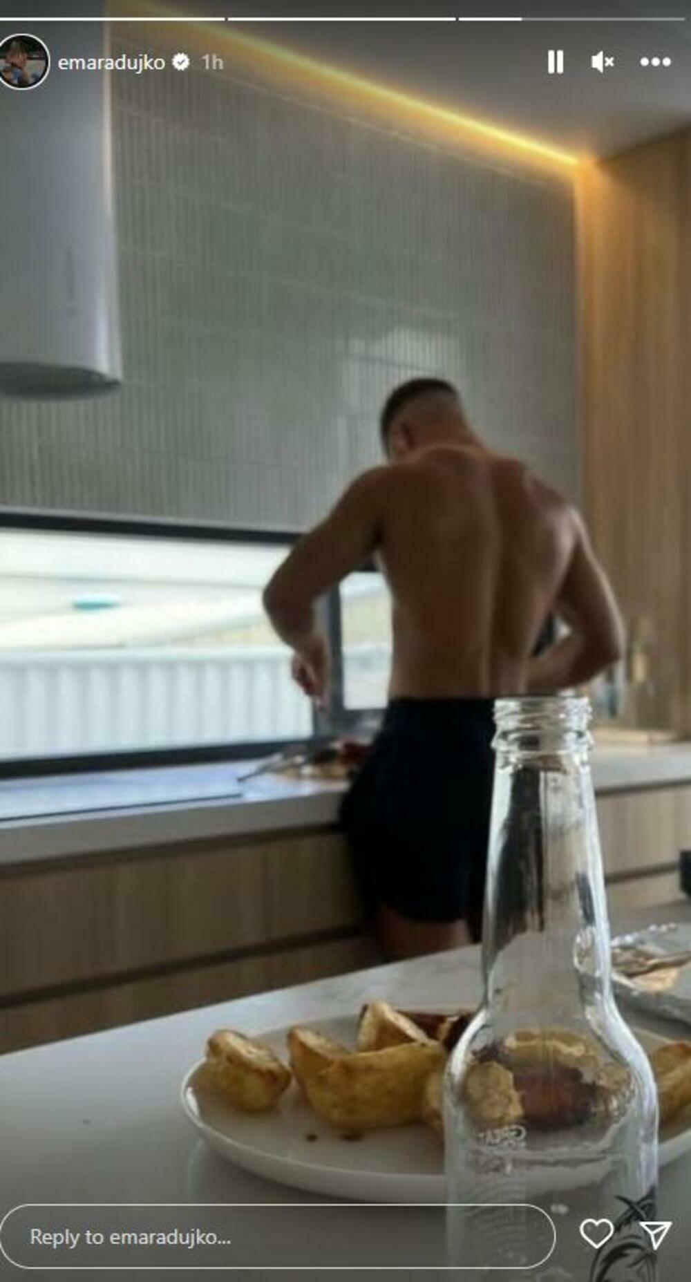 U prilog tome svedoči fotografija razgolićenog muškarca,