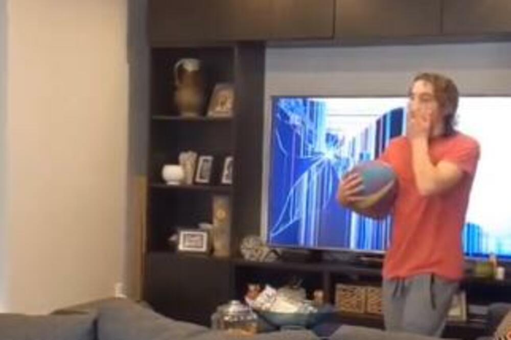 POZVALI OCA DA SIĐE U DNEVNU SOBU, A ON OD PRIZORA JEDVA DOŠAO SEBI: Urlao na sav glas, znojio se... (VIDEO)