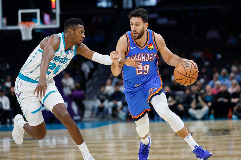 Vasilije Micić (desno) na utakmici protiv novog tima, Šarlot Hornetsa