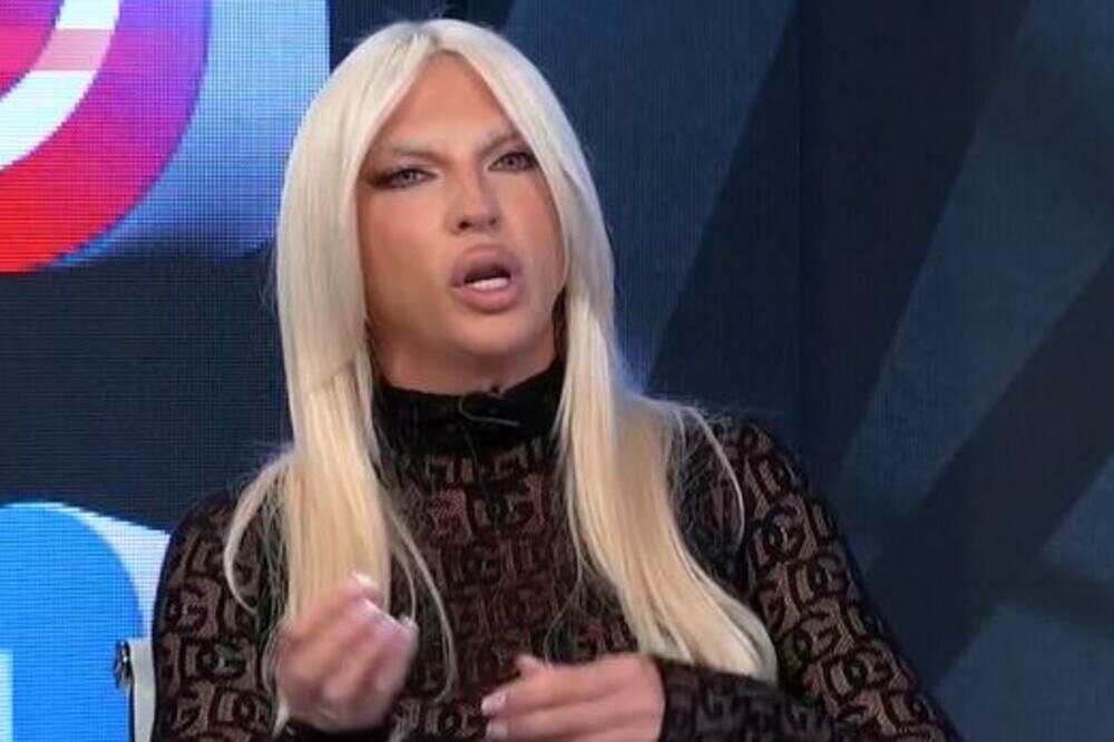 Jelena je svojevremeno priznala da je zbog toga što nije završila fakultet 'crna ovca u porodici akademskih građana'.