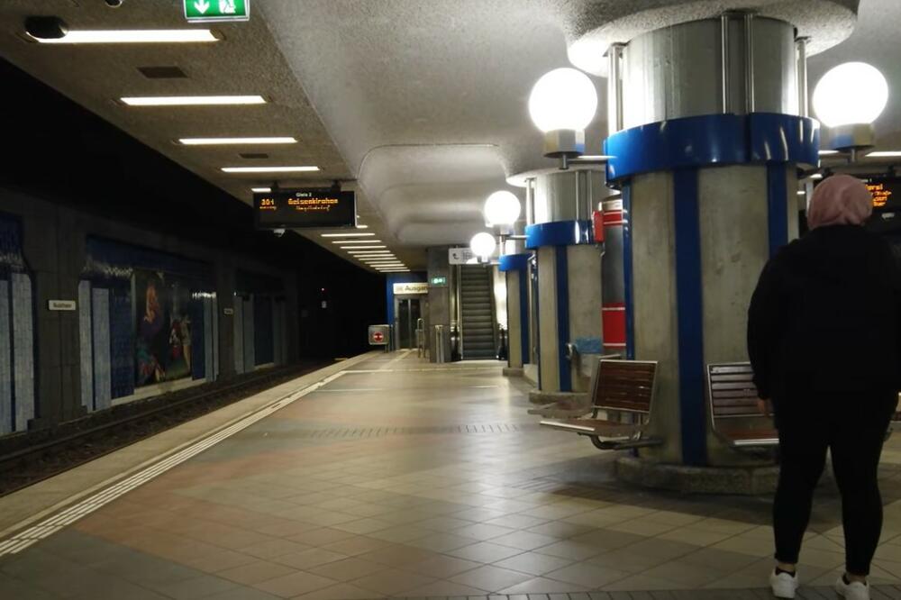 BOSANKA NIJE MOGLA DA ODOLI STRASTIMA, VODILA LJUBAV NASRED ŽELEZNIČKE STANICE: Kad je policija stigla... (VIDEO)