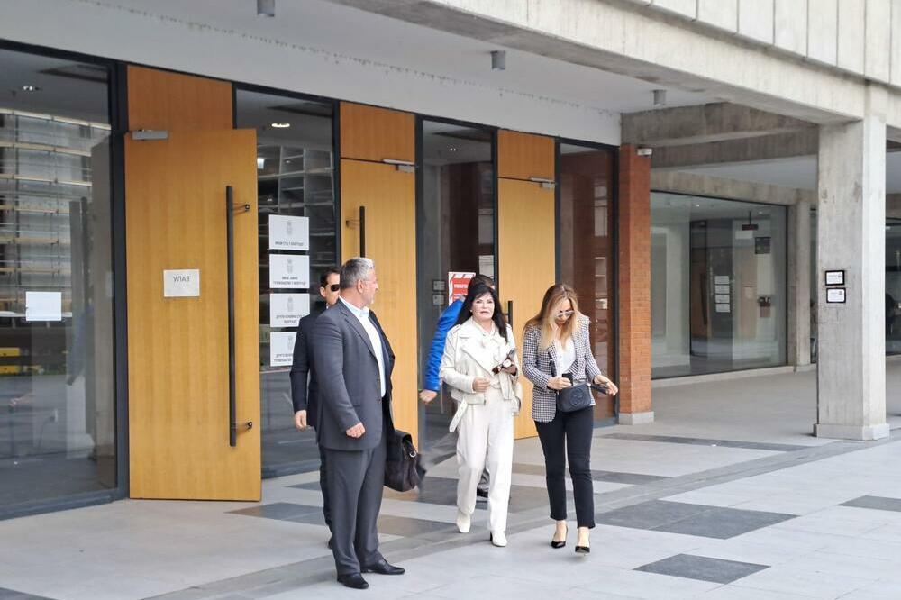 ZAVRŠENO SUĐENJE MIROSLAVA ILIĆA I MIRJANE: Pevač NASMEJAN izašao iz Palate pravde, ona OČAJNA, ovo su svi DETALJI