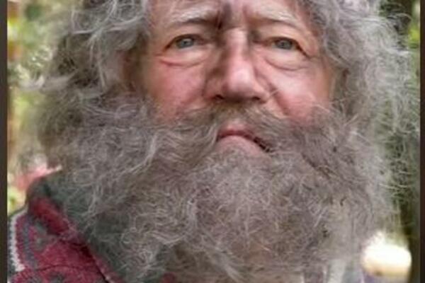 ZGODNA FRIZERKA PRIŠLA BESKUĆNIKU UHVATILA GA ZA RUKE, ODVUKLA U SALON: Zanemeli su kad su videli ŠTA MU JE URADILA