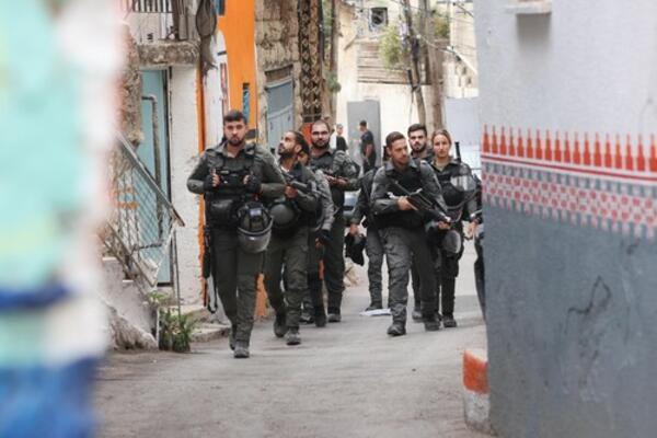 NAPAD U JERUSALIMU: Ranjeni izraelski policajci, napadač ubijen (VIDEO)