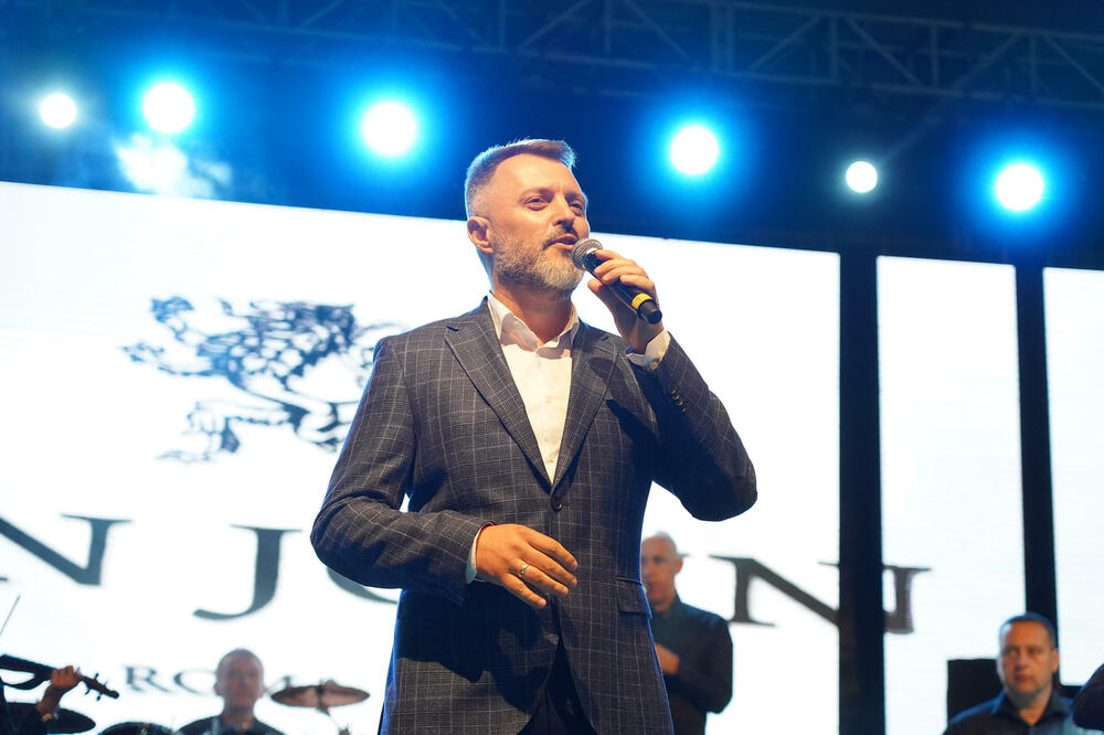 PODACI IZ BIOGRAFIJE NENADA MANOJLOVIĆA ĆE VAS FRAPIRATI: Otkriveno sve o NJEMU, a SRBI ga obožavaju na VESELJIMA