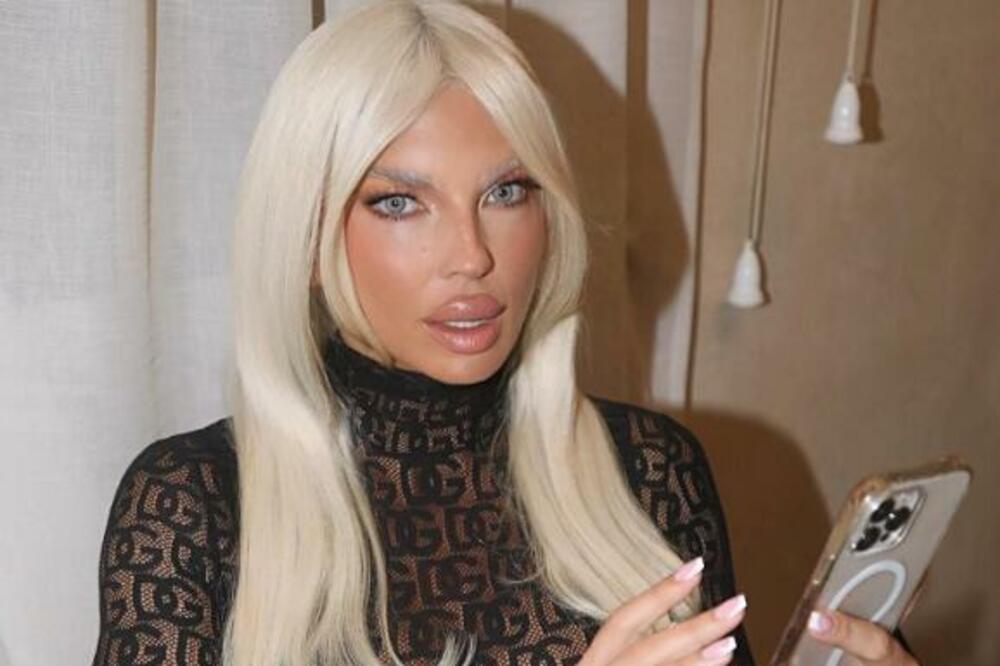 NAKON ŠTO JE KARLEUŠA PROGOVORILA O NJIHOVOM RAZVODU POJAVIO SE I ON: Pored sebe ima ZANOSNU PLAVUŠU, sija od SREĆE