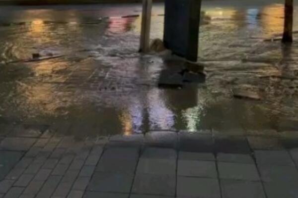 PUKLA CEV NA TERAZIJAMA: Voda ŠIKLJA na sve strane! (VIDEO)