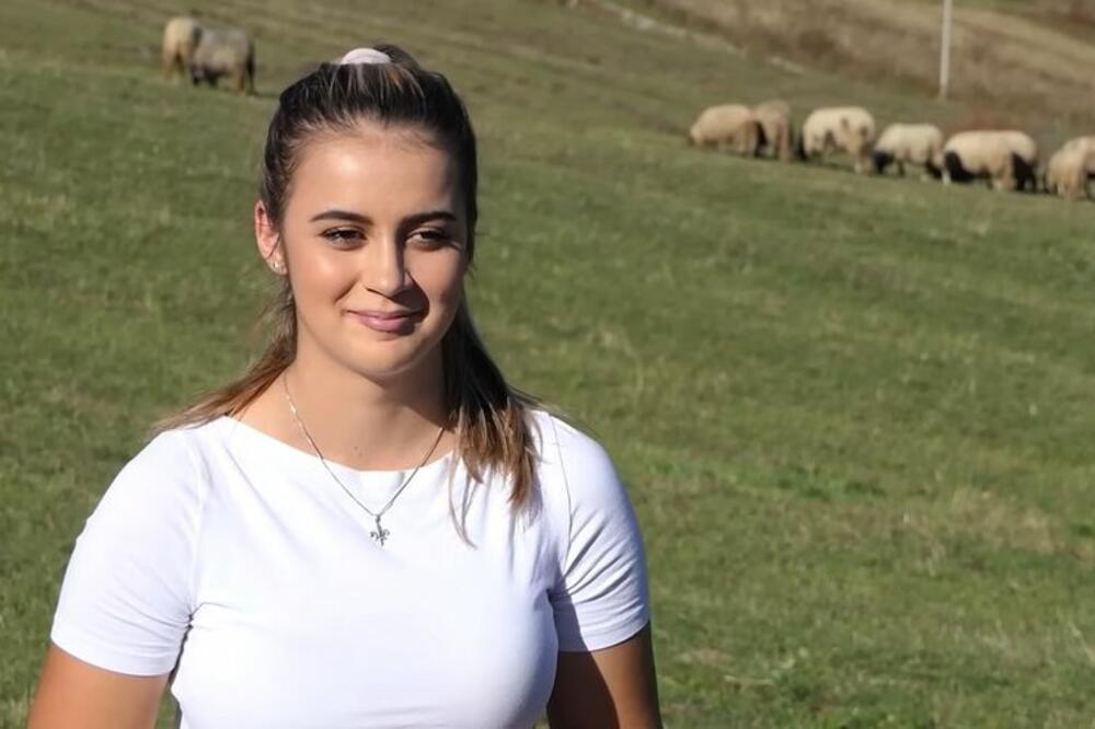OVAKVIH DEVOJAKA JOŠ UVEK IMA: Azemina ČUVA STADO, a upisala je i AKADEMIJU! (VIDEO)