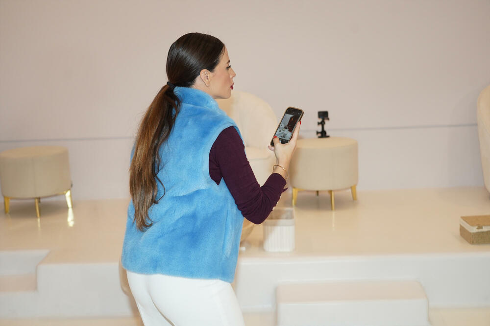 ANA, ŠTA TO RADIŠ? Vatrena brineta uhvaćena kad je mislila da je NIKO NE GLEDA: Kadar će vam izazvati OSMEH, CARICA