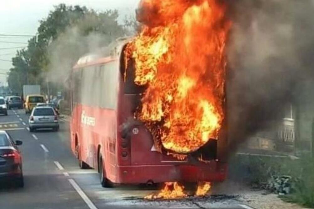 ZAPALIO SE AUTOBUS U KRNJEŠEVCIMA, GORI CEO ZADNJI DEO VOZILA: Širi se gust DIM, na putu se stvara GUŽVA (FOTO)