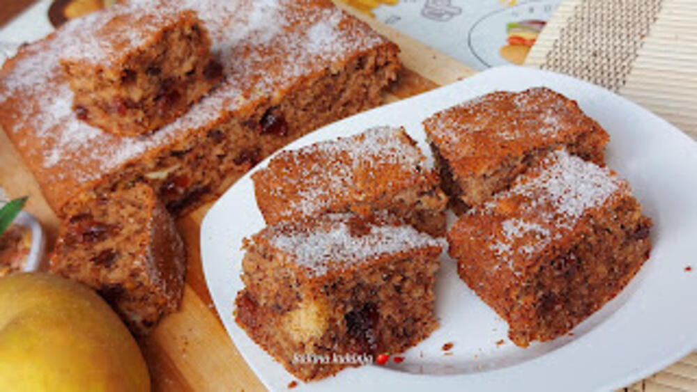 Kolač sa jabukama na tanjiru