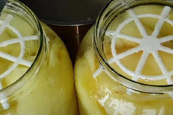 BARENE PAPRIKE BEZ TRUNKE ULJA U TEGLI: Neizostavna zimnica - samo naši stari sa sela znaju kako se sprema