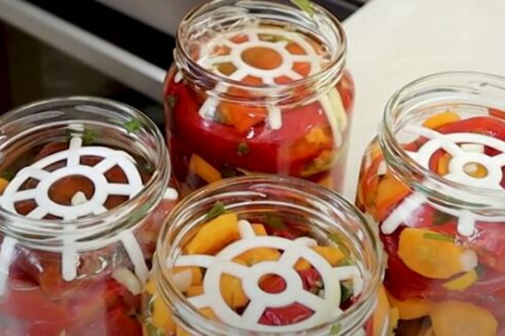 STARE BUGARKE OVAKO PRAVE NAJBOLJU ZIMNICU: Paradajz paprike i šargarepe u teglama - recept star godinama unazad