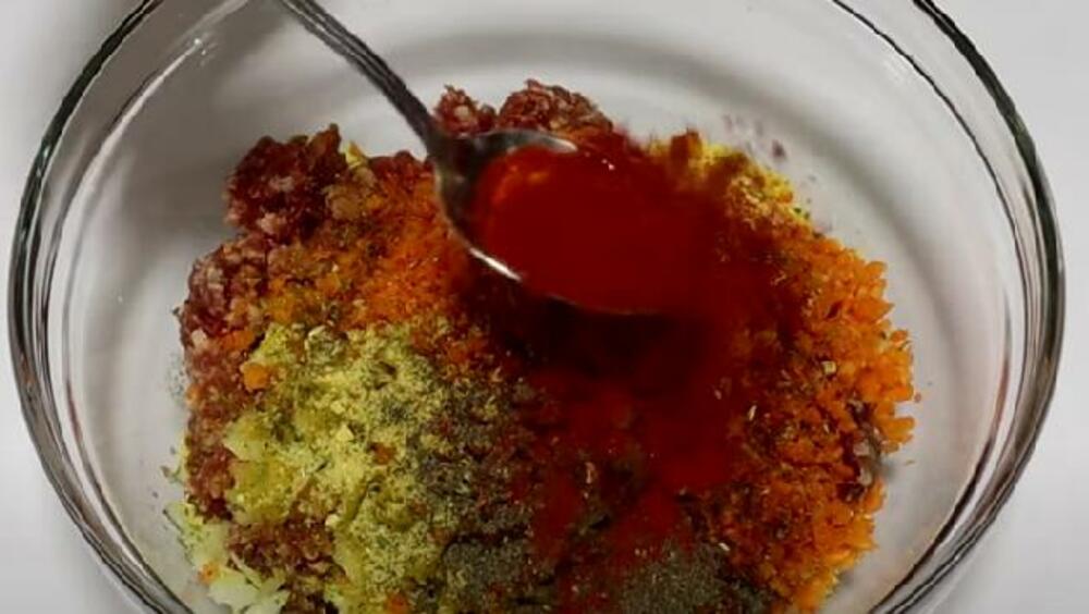 Začini, mleveno meso i povrće u činiji