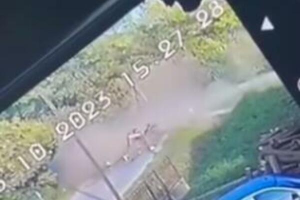 (UZNEMIRUJUĆI SNIMAK) VOZAČ U LAPOVU SE ZAKUCAO U BANDERU, RAZLOMIO JE SKROZ: Jedna osoba teško povređena