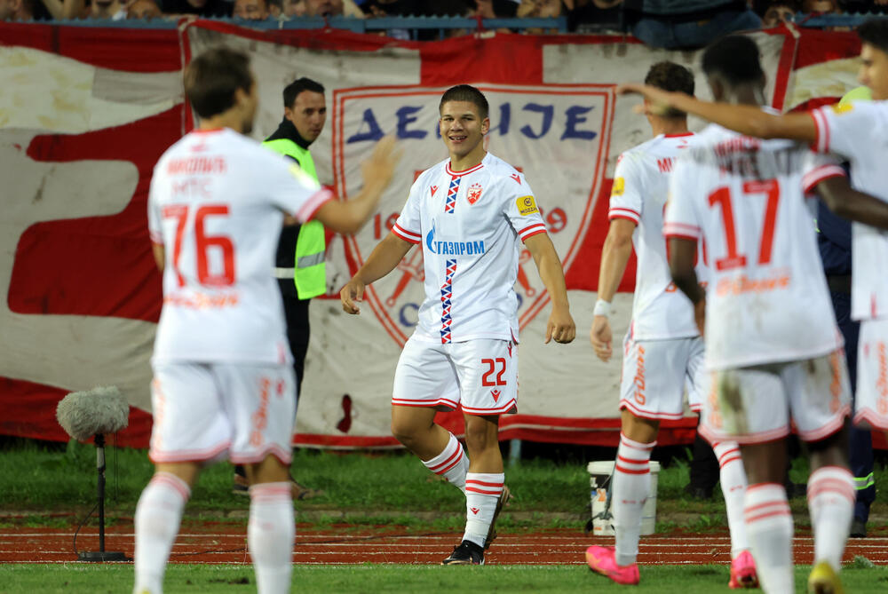 Jovan Mijatović slavi gol u dresu Crvene zvezde