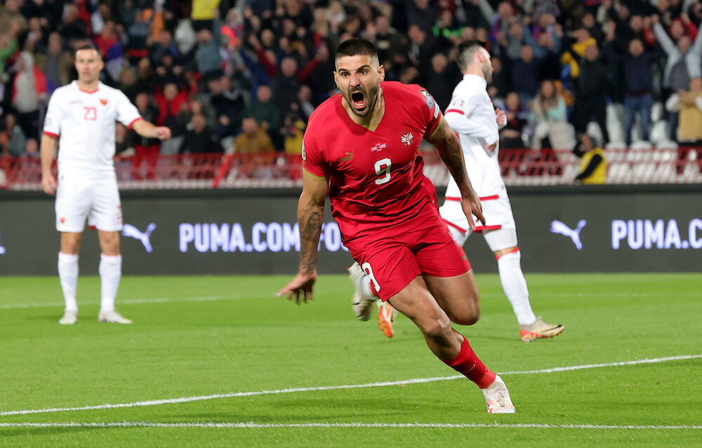 Aleksandar Mitrović slavi gol u dresu reprezentacije Srbije