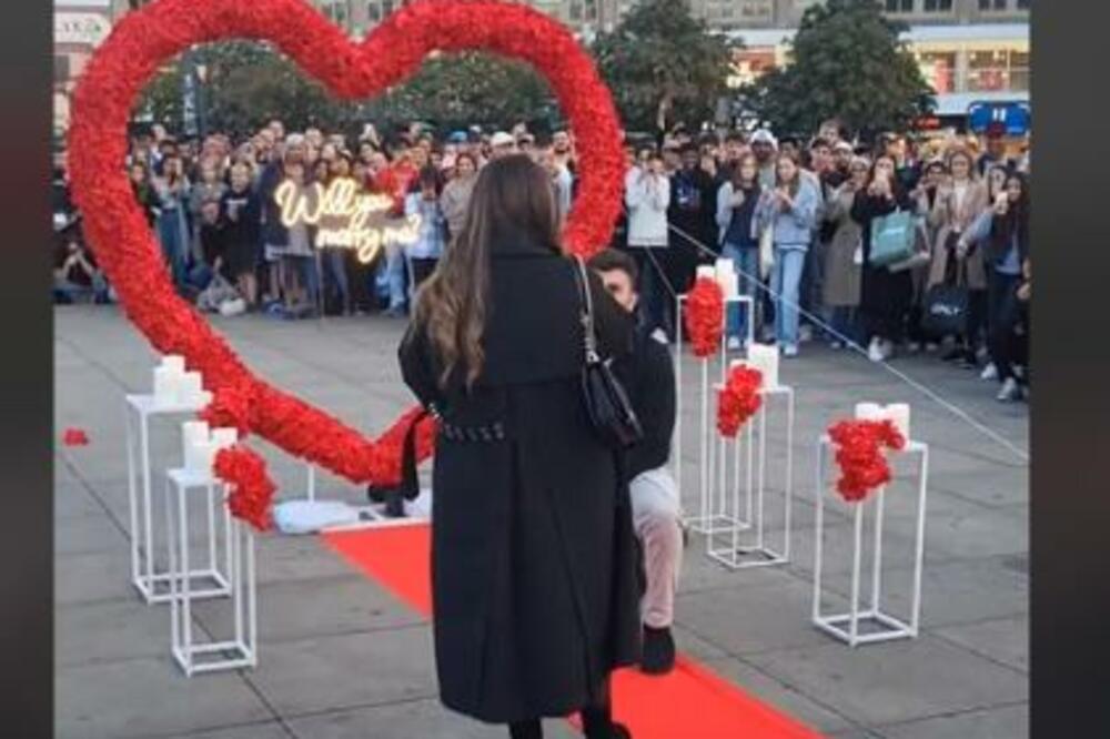 MOMAK ZAPROSIO MAJU NA TRGU PRED VIŠE OD 250 LJUDI: Rekla je NE, a onda se desio NEOČEKIVAN OBRT! (VIDEO)