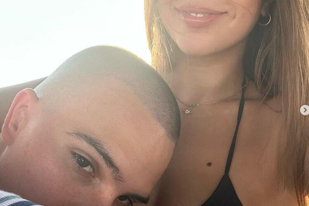 Naš pevač u mladosti brao maline, a sada je pokazao nakit od 200.000 evra: Nekada drljao ruke, danas pliva u lovi!