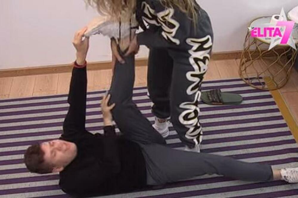 JANJUŠ I ANELI UČE UROŠA GIMNASTIKU: On se SRUŠIO NA POD i zajecao na SAV GLAS, ništa smešnije NISTE VIDELI (VIDEO)