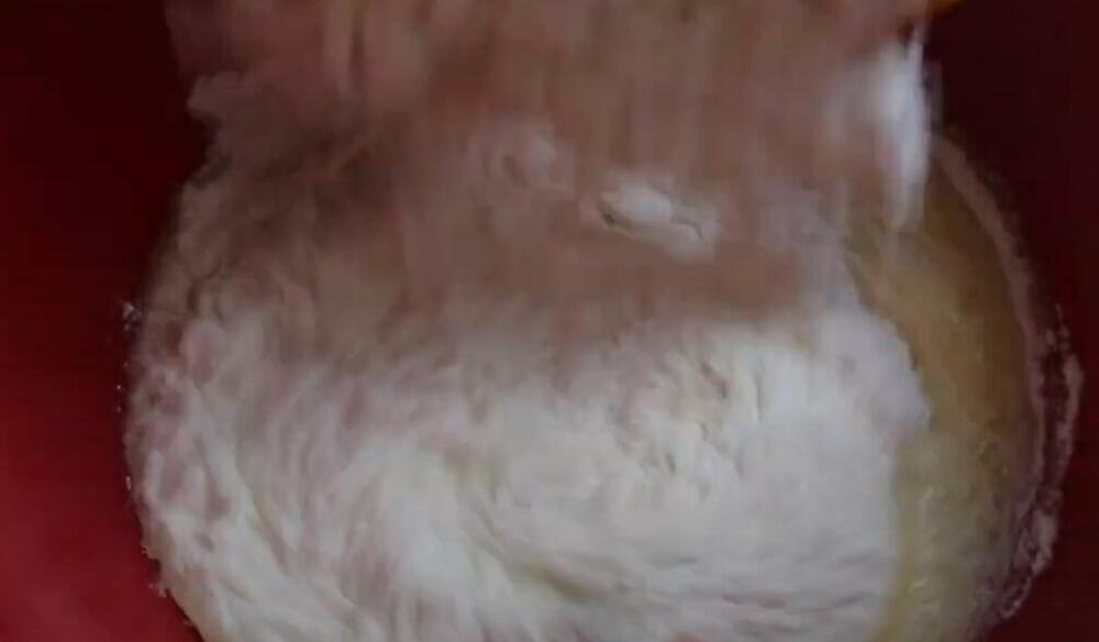 Brašno i jaja u činiji