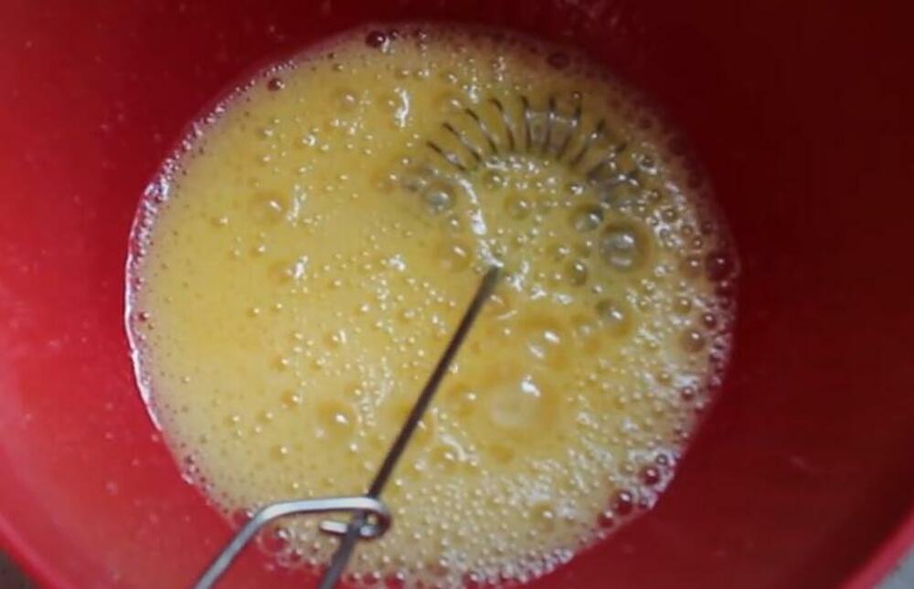 Umućena jaja u činiji