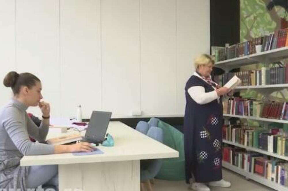 "ONA JE PRAVA ŽIVA LEGENDA": Sneža u ČITAONICU donosi KAFU, SOK i LEPU reč, a STUDENTI je OBOŽAVAJU! (FOTO)